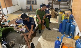 Triệt phá 'tổng kho' tập kết 270 bình khí cười