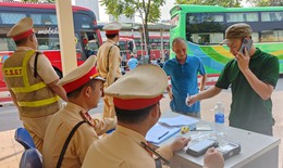 CSGT 'đi từng bến, gõ từng xe' kiểm tra chất cấm tài xế trước khi xuất bến