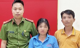 Công an giúp người phụ nữ về nhà sau khi đi lạc gần 300 km