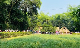 Hàng vạn du khách về thăm quê Bác dịp lễ 30/4
