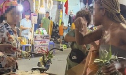 Xử lý người bán hàng rong 'chặt chém' du khách nước ngoài 500.000 đồng cho 3 quả dứa