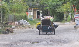 Người d&#226;n khổ sở sống b&#234;n con đường xuống cấp, nắng bụi mưa ngập
