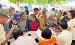 Khám, phát thuốc và tặng quà cho người Việt Nam tại Lào