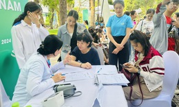 Người d&#226;n xếp h&#224;ng để tư vấn dinh dưỡng tại Ng&#224;y Dinh dưỡng cộng đồng Việt Nam lần 2