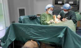 Dùng phương pháp chữa bệnh lạ, nhiều người nhập viện vì biến chứng nặng