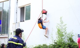 Trẻ nhỏ hào hứng học đu dây, trèo tường, ép tim... thoát nạn trong đám cháy