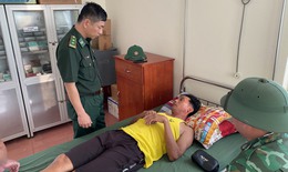 Vụ 4 tàu gặp nạn trên biển: Thêm một ngư dân vào bờ an toàn