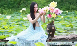 Thiếu nữ Hà Thành xúng xính xiêm áo chụp ảnh bên hoa sen trắng