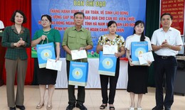 Thứ trưởng Bộ Y tế tặng quà, chia sẻ khó khăn với người lao động ngành y bị bệnh nghề nghiệp