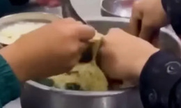 Vụ 11 học sinh ăn 2 gói mì tôm chan cơm ở Lào Cai: Khai trừ Đảng đối với Hiệu trưởng