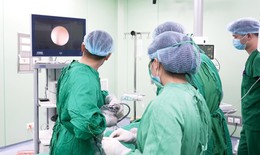 Bé 17 tháng tuổi bị sỏi niệu đạo hiếm gặp