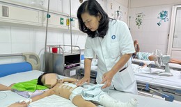 Nhận bệnh nhi đa chấn thương nghi&#234;m trọng, b&#225;c sĩ đưa thẳng v&#224;o ph&#242;ng mổ, nỗ lực cứu
