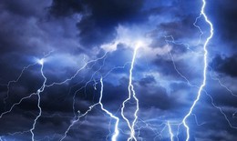 Người phụ nữ đang ngồi ăn cơm thì bị sét đánh tử vong