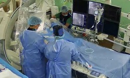 Hỗ trợ tuyến dưới kỹ thuật đóng thông liên nhĩ lỗ thứ phát bằng dụng cụ qua da