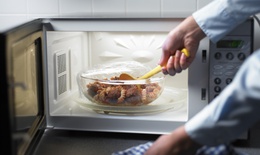 Lò vi sóng dùng lâu ngày có rò rỉ bức xạ?