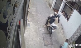 Video đôi nam nữ cướp điện thoại của bé trai 7 tuổi đang đi đường