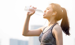 Lời khuy&#234;n uống nước cho người chạy bộ trong m&#249;a nắng n&#243;ng