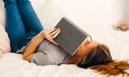 Phát sách tả cảnh 'giường chiếu' cho học sinh, chuyên gia giáo dục nói gì?