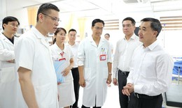Thứ trưởng Bộ Y tế Trần Văn Thuấn thăm, động vi&#234;n nữ b&#225;c sĩ nội tr&#250; bị tai nạn hy hữu