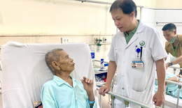 Bác sĩ 'vượt khó' phẫu thuật nội soi lấy sỏi mật cho cụ ông 99 tuổi