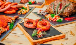 "Mục sở thị" quy trình sản xuất món xúc xích trứ danh tại Bà Nà Hills