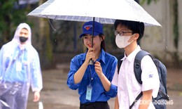 Th&#237; sinh thi lớp 10 tiếp tục &#39;đội mưa&#39; chinh phục m&#244;n chuy&#234;n