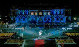 Khán giả 'đội mưa' xem đêm nhạc Trịnh Công Sơn tại điện Kiến Trung