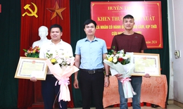 Dũng cảm cứu người bị nước lũ cuốn tr&#244;i, 2 thanh ni&#234;n được khen thưởng đột xuất
