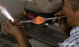 Nghề ‘ôm’ lò lửa ‘thổi ra tiền’