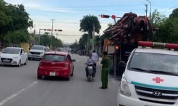 Va chạm với xe tải, ba ông cháu thương vong