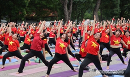 M&#227;n nh&#227;n với m&#224;n đồng diễn của hơn 2.000 người y&#234;u yoga