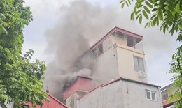 Cháy nhà dân lúc giữa trưa ở quận Cầu Giấy