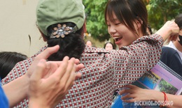 Những cái ôm thật chặt sau cổng trường thi trong Ngày Gia đình Việt Nam