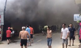 Cửa h&#224;ng kinh doanh đồ gia dụng bốc ch&#225;y nghi do chập điện