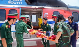 Trực thăng đưa ngư dân đứt rời tay phải về đất liền điều trị