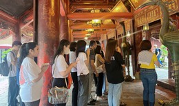 Đền ch&#249;a tấp nập sĩ tử, phụ huynh đến cầu may trước ng&#224;y thi v&#224;o lớp 10