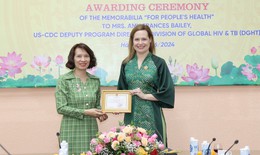 Thứ trưởng Bộ Y tế trao tặng Kỷ niệm chương V&#236; sức khoẻ nh&#226;n d&#226;n cho Ph&#243; Gi&#225;m đốc Chương tr&#236;nh HIV v&#224; Lao to&#224;n cầu