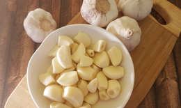 5 lợi &#237;ch khi ăn 1 t&#233;p tỏi sống mỗi ng&#224;y