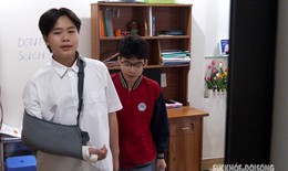 Video: Nam sinh g&#227;y tay được bạn ch&#233;p hộ b&#224;i thi lớp 10