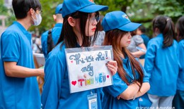 Ấn tượng 'áo xanh' tiếp sức sĩ tử tại các điểm thi vào lớp 10