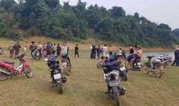 Hai anh em ruột đuối nước thương tâm trong ao nhà