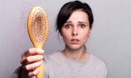 Phải làm gì nếu tóc rụng liên tục?