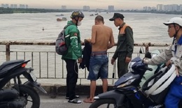 CSGT kịp thời ngăn người đàn ông nhảy cầu Chương Dương tự tử