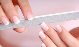 Móng tay mềm, dễ gãy do đâu? Cách nào khắc phục?