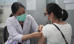 Người d&#226;n TPHCM đưa con đi ti&#234;m vaccine ngừa bạch hầu tăng đột biến