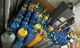 Phá kho chứa gần 100 bình khí "bóng cười" từ tin báo qua mạng xã hội