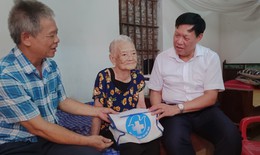 Bộ Y tế và Hội Thầy thuốc trẻ Việt Nam tri ân, khám chữa bệnh, tặng quà người dân Tiên Lữ