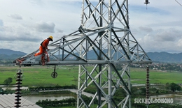 ‘Người nhện’ treo m&#236;nh giữa kh&#244;ng trung k&#233;o đường d&#226;y 500kV mạch 3