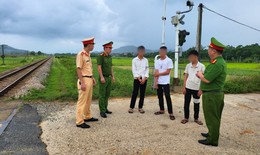 Nhóm học sinh ném đá làm vỡ kính tàu Bắc Nam để... đùa nghịch