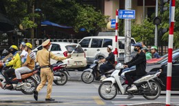 Nhiều tài xế 'ngớ người' vì sáng sớm đã bị lực lượng CSGT kiểm tra